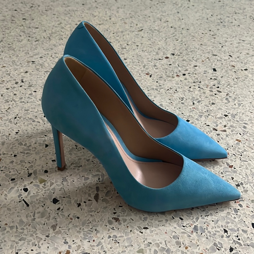 Blue pumps